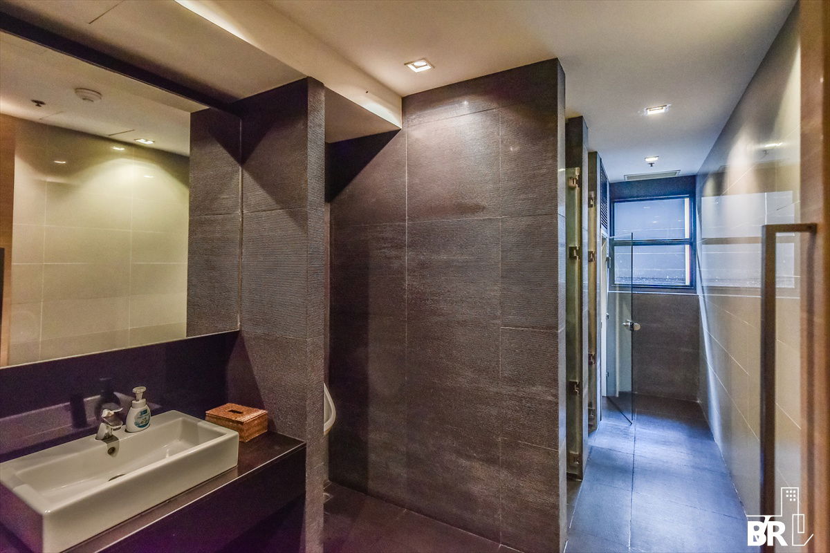 รูป ⚡Stylish Unit,Mode Sukhumvit 61 Prime Location near BTS Ekkamai - รูปที่ 8/9
