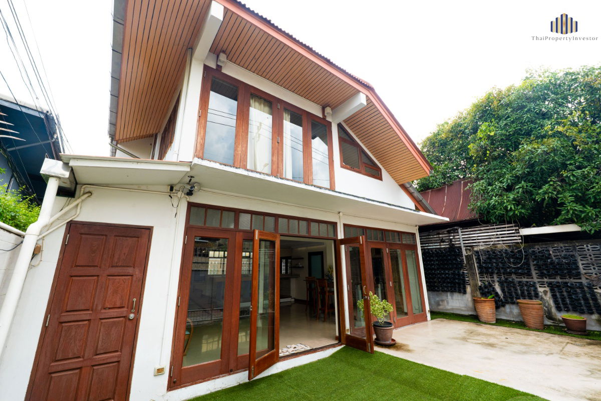 picture Super Artistic! Rare Item! A Truly Unique Home!! For Sale: 2-Storey Detached House, 38 Sq.wah, Fully Furnished – Soi Sanguansuk, Rama V Road - 1/25