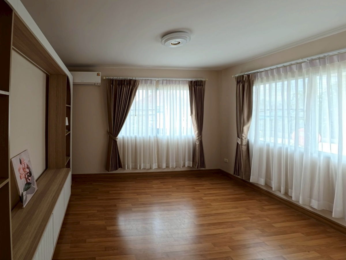 picture Rare semi-detached house in the heart of Takhian Tia. Baan Klang Suan, Rong-Po, Bang Lamung, Chon Buri. - 3/19
