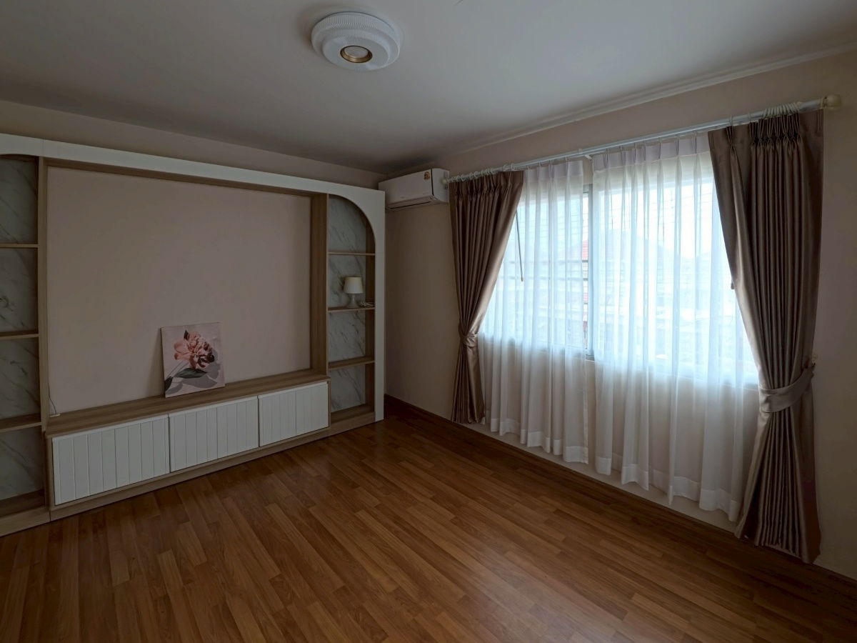 picture Rare semi-detached house in the heart of Takhian Tia. Baan Klang Suan, Rong-Po, Bang Lamung, Chon Buri. - 2/19