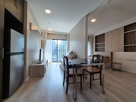 For rent studio room newly renovate with bathtub 0 meter from bts thonglor
