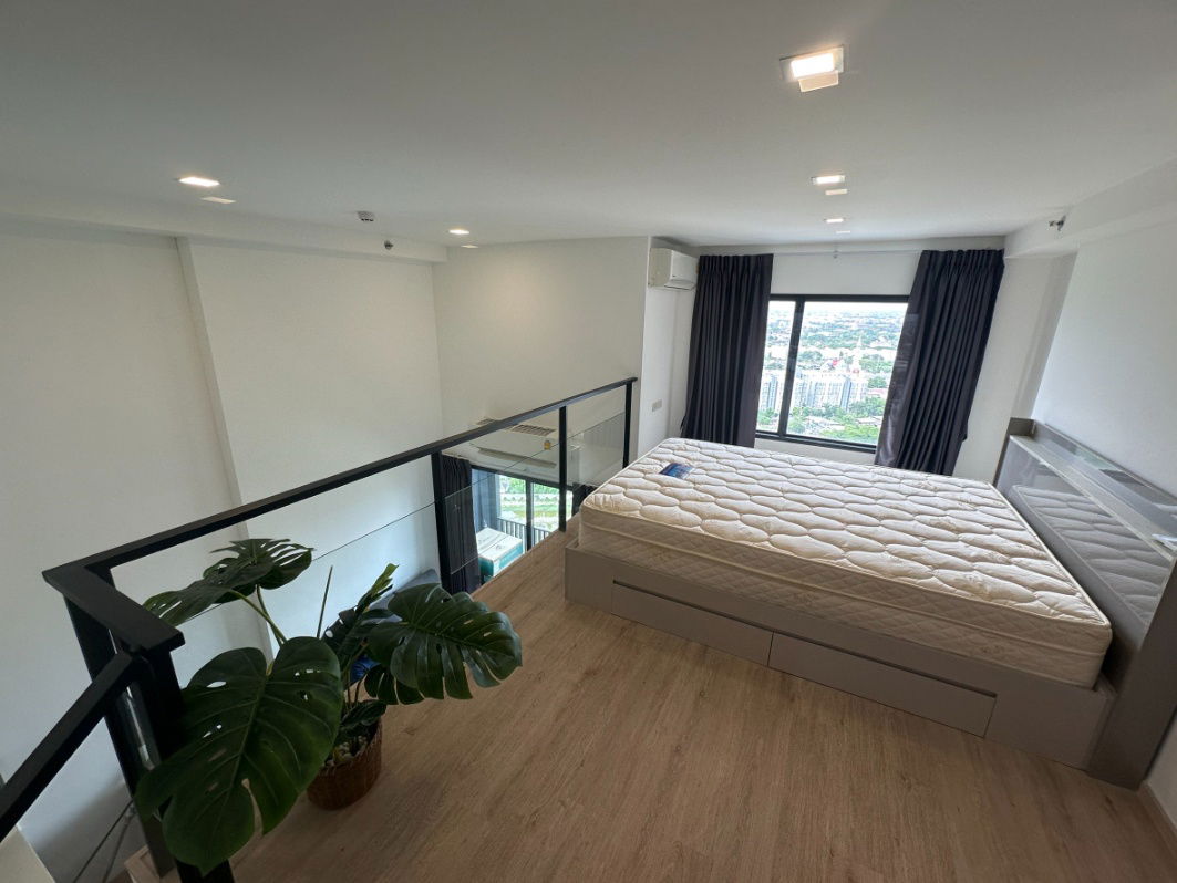 picture Fully furnished duplex  room for rent , near ARL and MRT Huamak station - 9/15