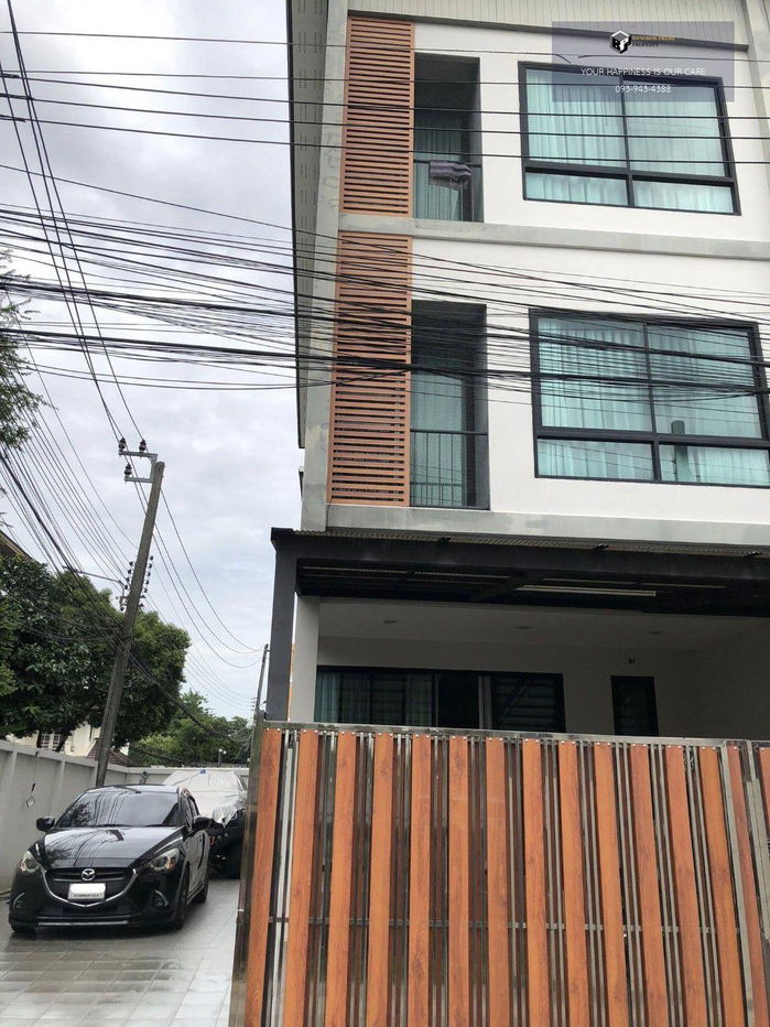 picture Ready to move in house, 3-storey townhouse, Punnawitthi 31, corner house #2025082911620 - 1/13