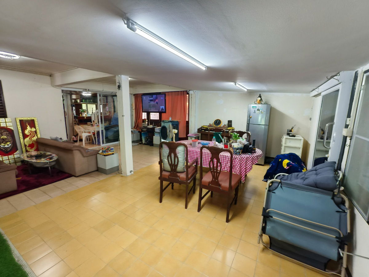 picture Best Price in Dusit District - House and Land for Sale in Soi Samsen 22 Total area: 142.5 square wah (1 ngan 42.5 square wah)    - 13/24