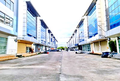 อาคารพาณิชย์ให้เช่า : Airport Link ลาดกระบัง 696กม. ให้เช่าตึกออฟฟิต 2 คูหา กิ่งแก้ว ร่มเกล้า พระจอมเกล้า 8ม.x14ม. ถูกที่สุด 4ชั้น 37ตรว. 437ตรม..จอดรถ 2คัน