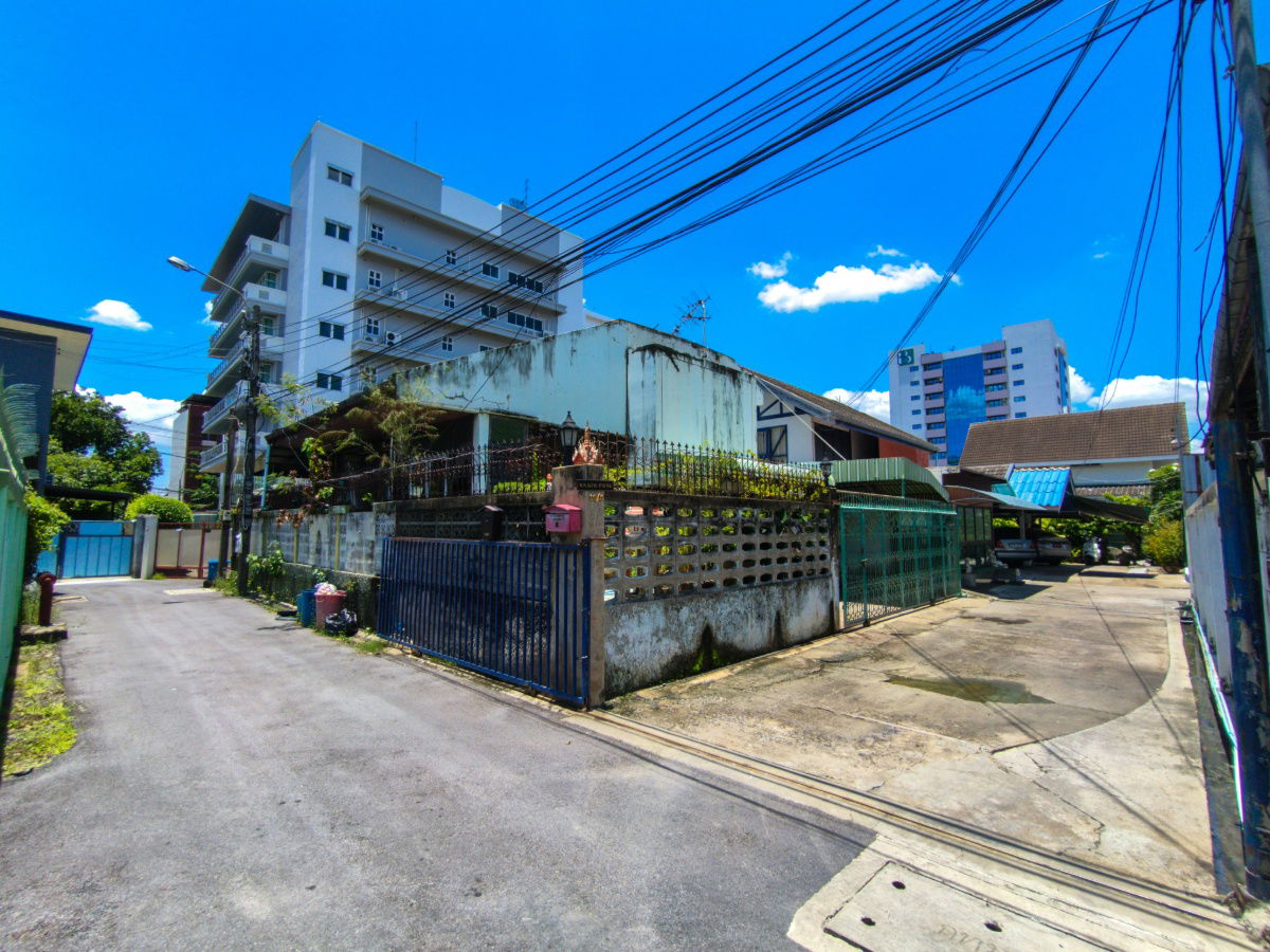 picture Best Price in Dusit District - House and Land for Sale in Soi Samsen 22 Total area: 142.5 square wah (1 ngan 42.5 square wah)    - 20/24