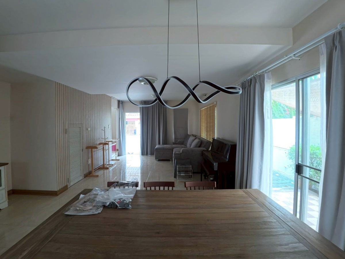 picture Rare semi-detached house in the heart of Takhian Tia. Baan Klang Suan, Rong-Po, Bang Lamung, Chon Buri. - 13/19