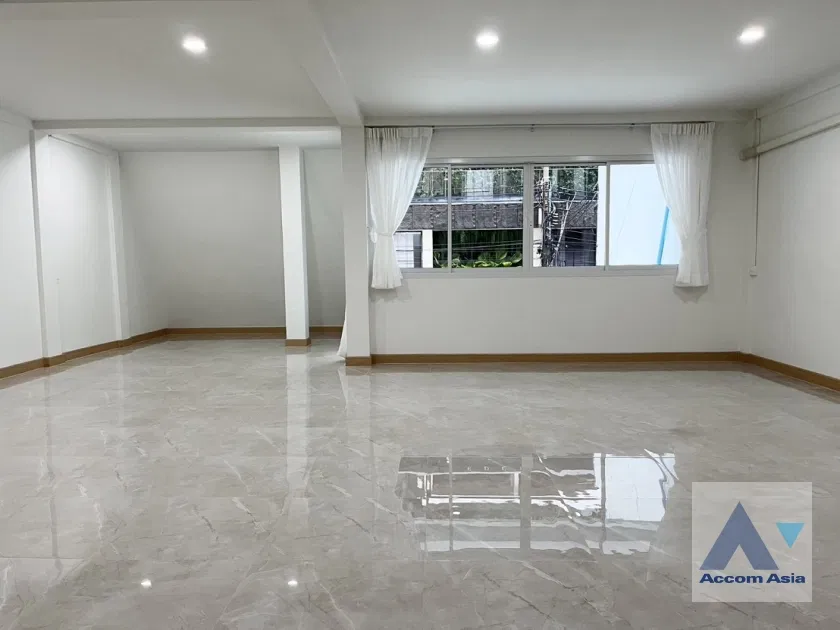 picture 🔼🔽 AccomA 📩 Home Office 4 BR Townhouse in Khlong Toei Nuea (AA37501) - 4/12