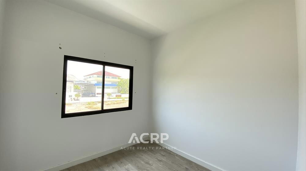 picture Modern Loft-Style 2-Storey Townhome for Sale – Chewa Home Pracha Uthit - 13/20