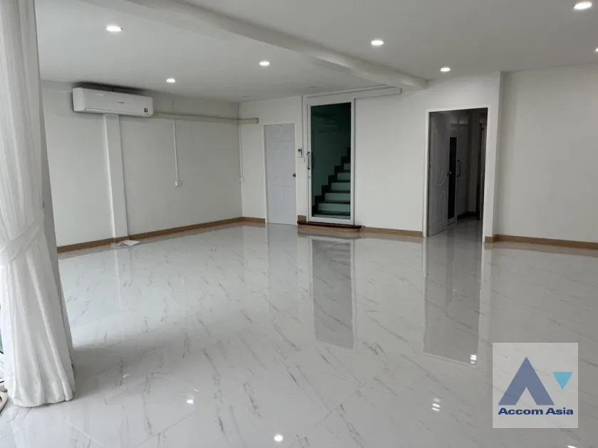 picture 🔼🔽 AccomA 📩 Home Office 4 BR Townhouse in Khlong Toei Nuea (AA37501) - 3/12