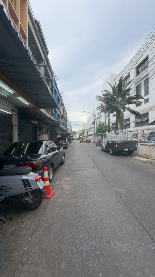 picture 1.5-story shophouse for rent near Khao San Road.
Located in a residential area with frequent foot traffic, this building is ideal commercial business - 8/9