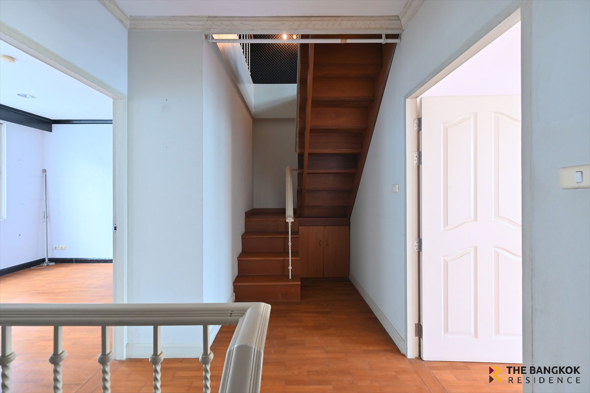 picture  Baan Klang Krung Thonglor 🏡 Luxury Townhome in the Heart of Thonglor – Spacious Living, Ideal for Premium Family Living  - 9/12