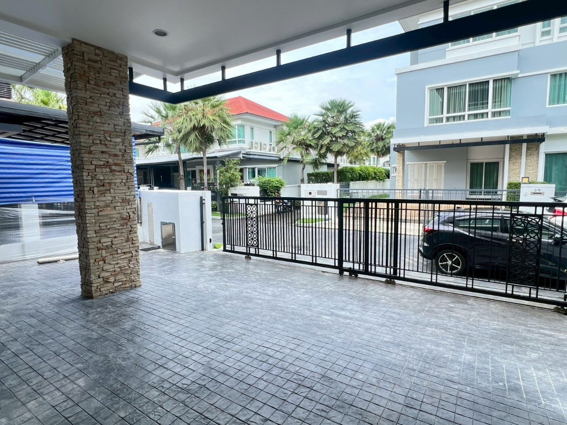 picture  Luxury House for Sale – Grand Bangkok Boulevard Rama 9 – Srinakarin 3-Storey Detached House on Krungthep Kreetha Road  - 2/14