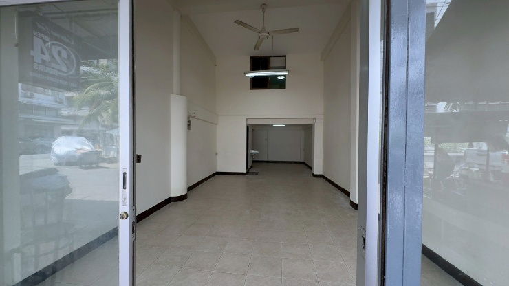 picture 1.5-story shophouse for rent near Khao San Road.
Located in a residential area with frequent foot traffic, this building is ideal commercial business - 4/9