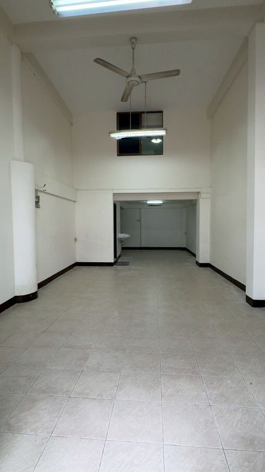 picture 1.5-story shophouse for rent near Khao San Road.
Located in a residential area with frequent foot traffic, this building is ideal commercial business - 5/9