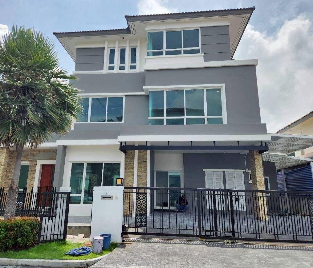 picture  Luxury House for Sale – Grand Bangkok Boulevard Rama 9 – Srinakarin 3-Storey Detached House on Krungthep Kreetha Road  - 1/14