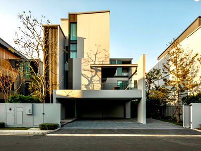 Houses for rent : Luxury 3-Storey Detached Home with Private Elevator at VIVE New Krungthep Kreetha (Vive2)