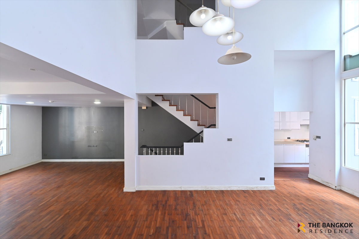 picture  Baan Klang Krung Thonglor 🏡 Luxury Townhome in the Heart of Thonglor – Spacious Living, Ideal for Premium Family Living  - 2/12