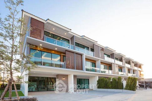 3-BR Townhouse in Khlong Chan (ID 1271109)