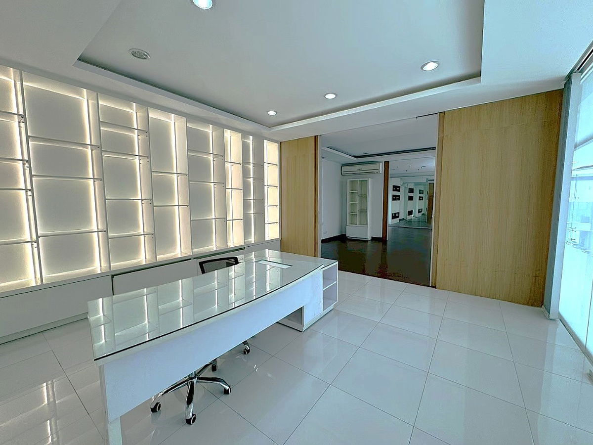 picture 3-Storey Building with Elevator and Parking for 15+ Cars on Rama 9 main road ** NO CO-AGENT ** - 6/12