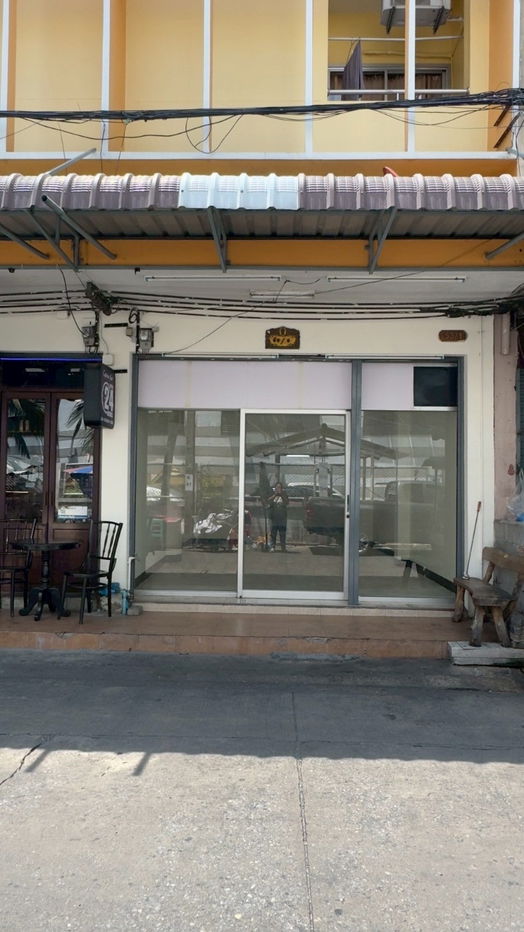 picture 1.5-story shophouse for rent near Khao San Road.
Located in a residential area with frequent foot traffic, this building is ideal commercial business - 2/9