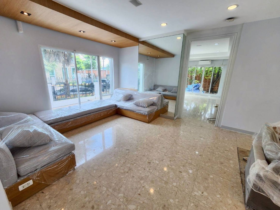 picture  Luxury House for Sale – Grand Bangkok Boulevard Rama 9 – Srinakarin 3-Storey Detached House on Krungthep Kreetha Road  - 7/14