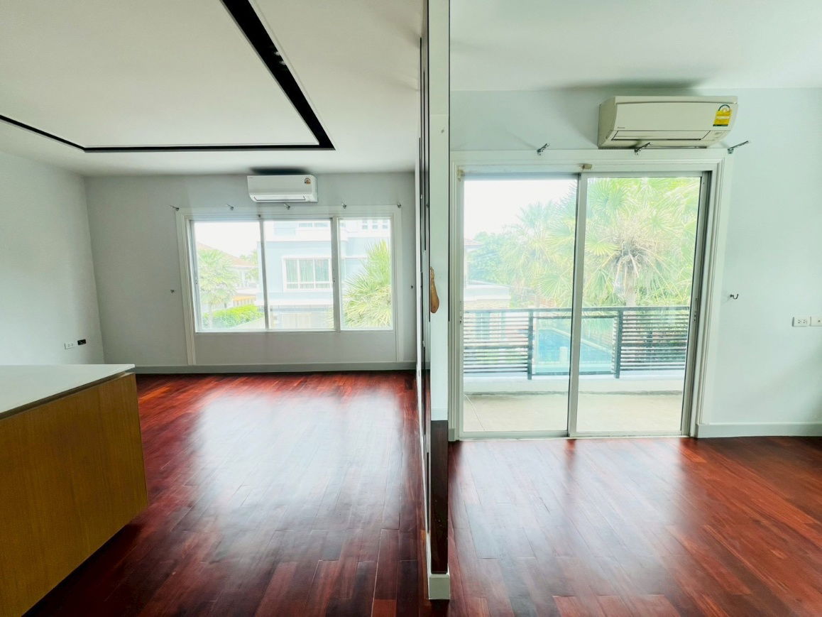 picture  Luxury House for Sale – Grand Bangkok Boulevard Rama 9 – Srinakarin 3-Storey Detached House on Krungthep Kreetha Road  - 11/14