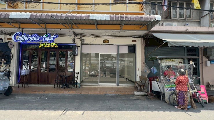 picture 1.5-story shophouse for rent near Khao San Road.
Located in a residential area with frequent foot traffic, this building is ideal commercial business - 1/9