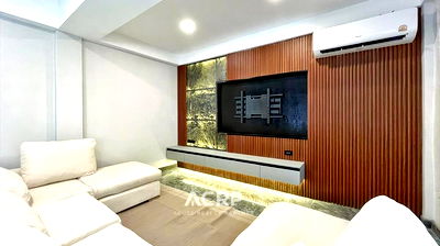 Shophouses for rent Srinakharinwirot University Prasanmit Campus : Luxury 5-story house for rent in the heart of Bangkok, Thonglor Soi 25, near the BTS and Samitivej Hospital.
