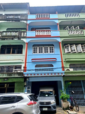 Shophouses for rent Siam University : Commercial building for rent, 3 and a half floors, 4 bedrooms, 3 bathrooms, with mezzanine and rooftop, Soi Ekachai 34, Intersection 2