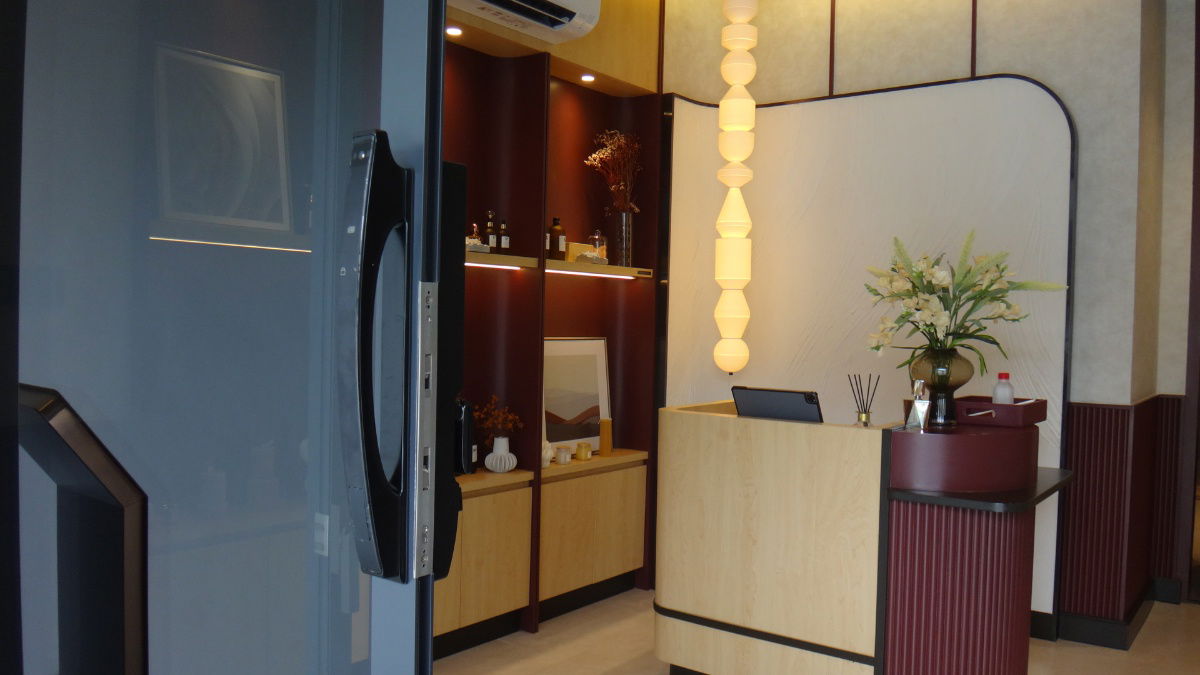 picture Luxury Home Office for Sale on Sukhumvit 77 – Business District, 5 Floors with Rooftop, Equipped with Elevator and Fire Escape - 2/25