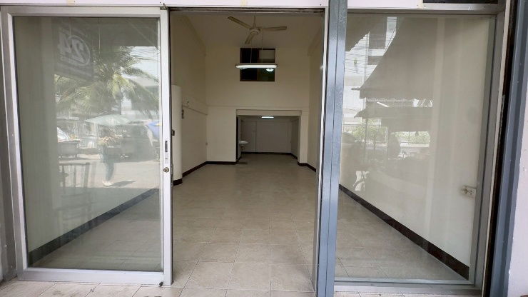 picture 1.5-story shophouse for rent near Khao San Road.
Located in a residential area with frequent foot traffic, this building is ideal commercial business - 3/9