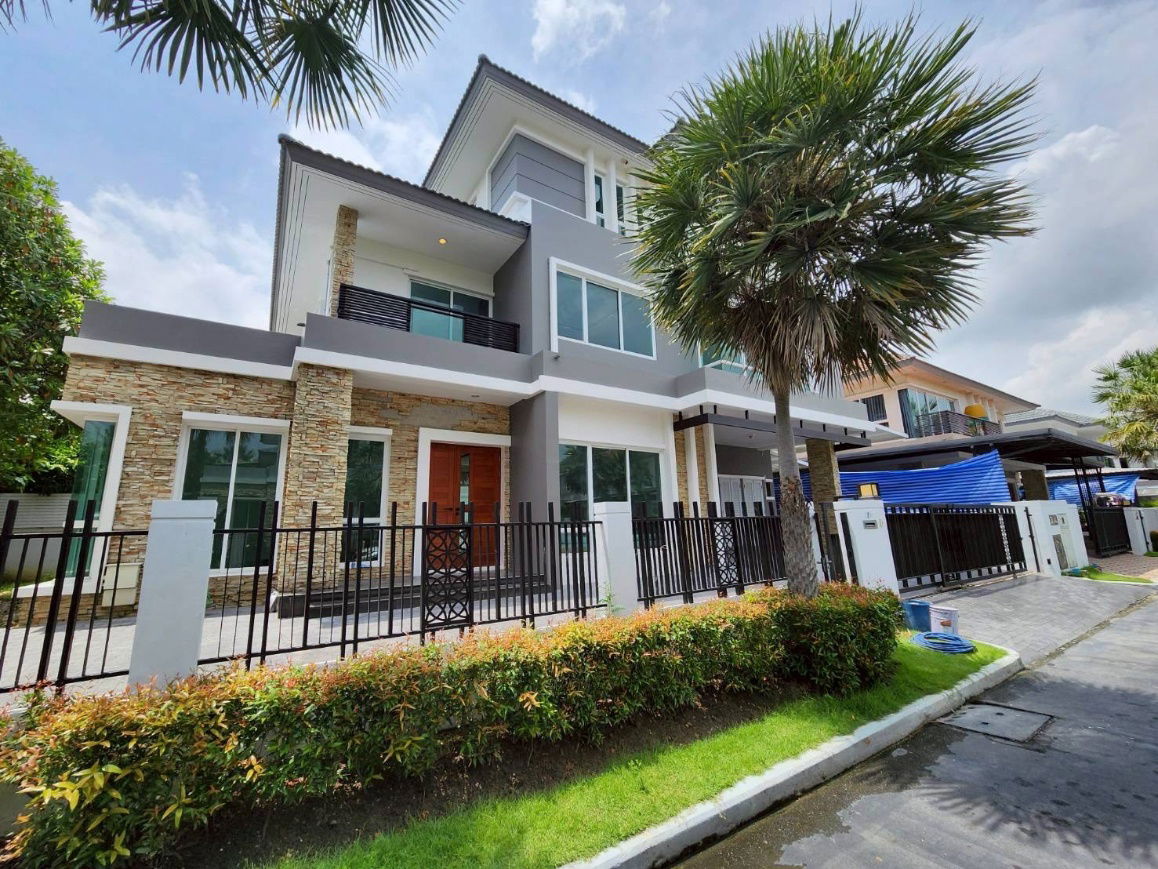 picture  Luxury House for Sale – Grand Bangkok Boulevard Rama 9 – Srinakarin 3-Storey Detached House on Krungthep Kreetha Road  - 4/14