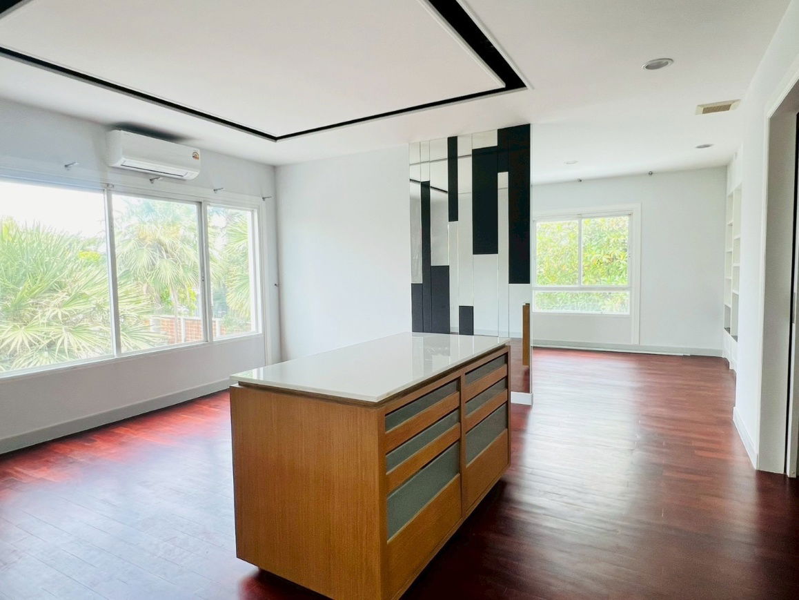 picture  Luxury House for Sale – Grand Bangkok Boulevard Rama 9 – Srinakarin 3-Storey Detached House on Krungthep Kreetha Road  - 9/14