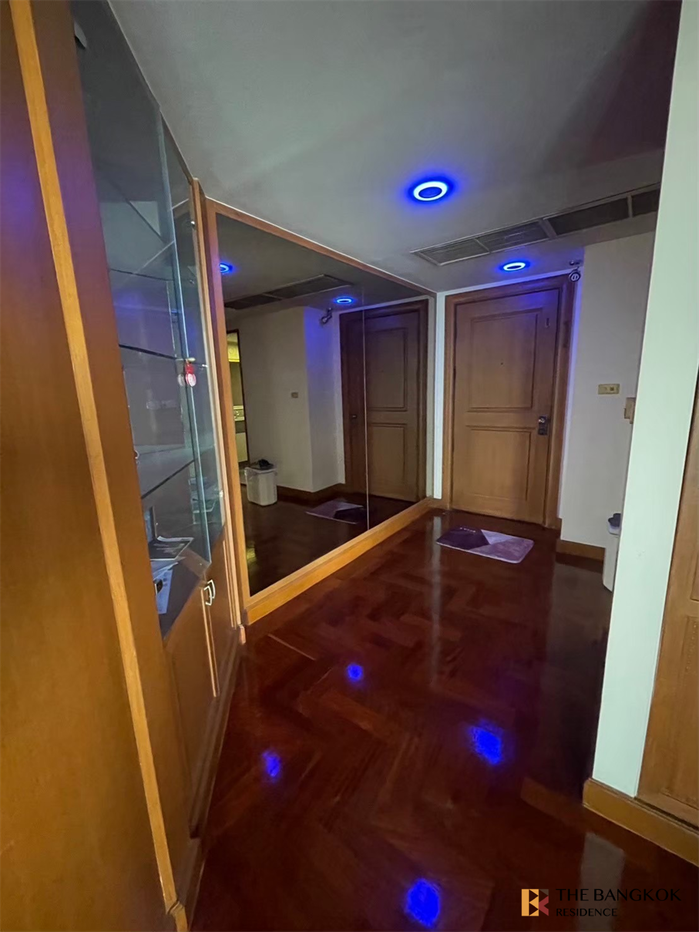 picture Lake Avenue Popular units sell out fast - 10/10