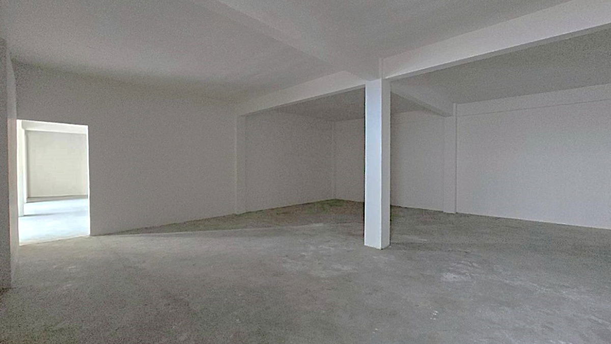 picture Commercial building, 5 units, in good condition with parking, near BTS ** NO CO-AGENT ** - 3/10