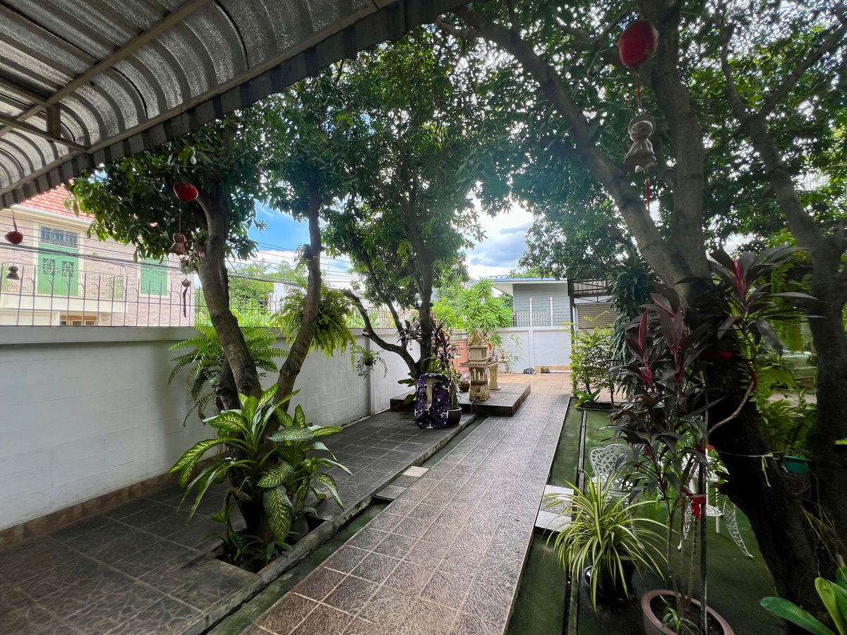 picture For Sale: 3-Storey Detached House on Prime Sukonthasawat Road with Expansive Garden Space – Ideal for Large Families, - 35/37