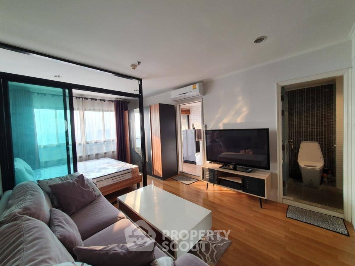 picture Studio Condo at Lumpini Place Phahol-Saphankhwai near BTS Saphan Khwai (ID 2031891) - 1/19