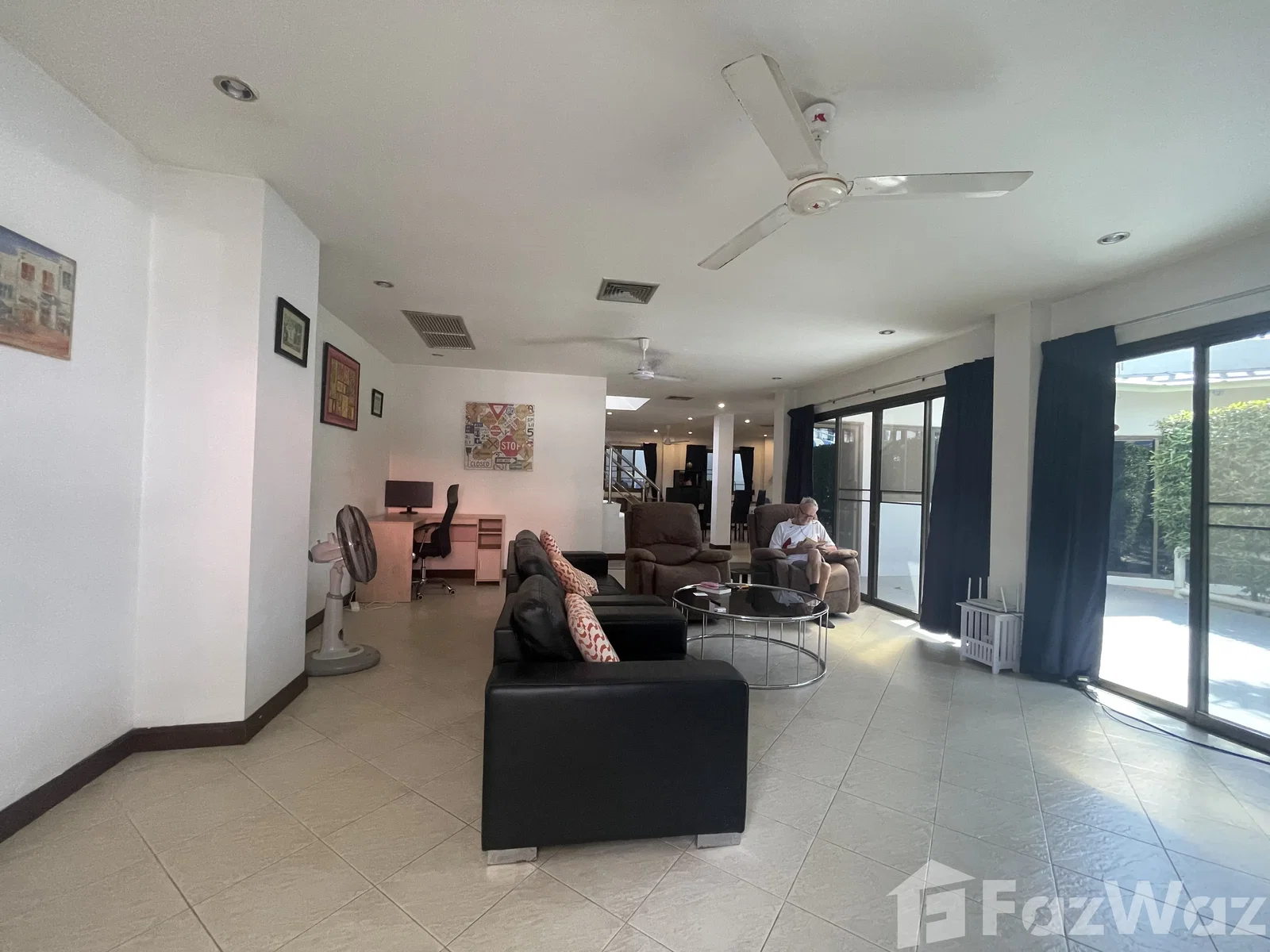 Large Size Affordable House, Just Minutes Walk To Beach 1995679 - image 2