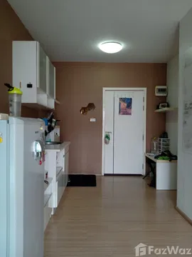 Nice quiet unit on top floor with good view. 5702285