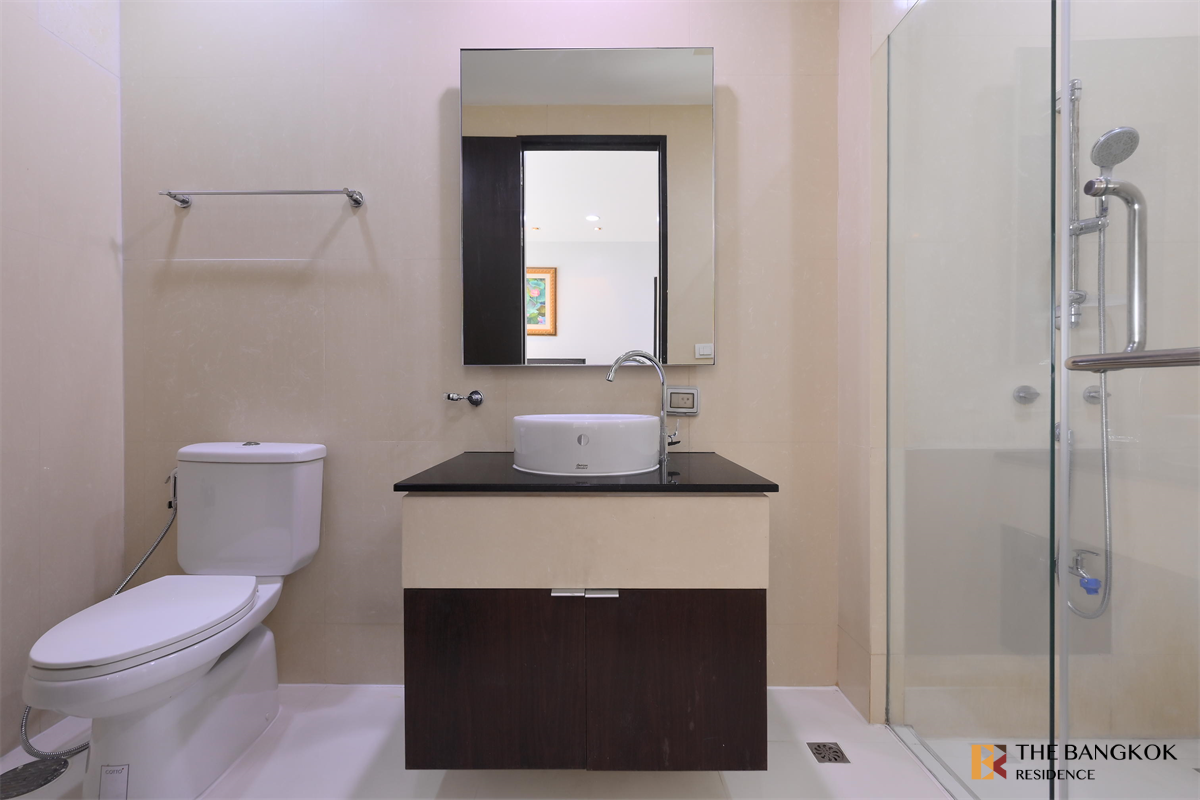 picture The Madison Condominium Sukhumvit 41 Condo in Business District near BTS Phrom Phong - 1/10