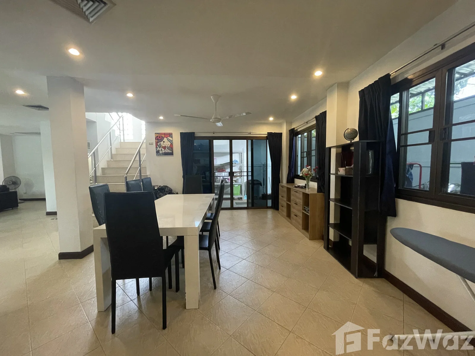 Large Size Affordable House, Just Minutes Walk To Beach 1995679 - image 3