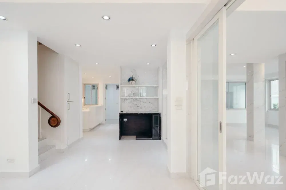 picture 4 Bedroom Townhouse for sale in Khlong Toei Nuea, Bangkok  5605767 - 7/16
