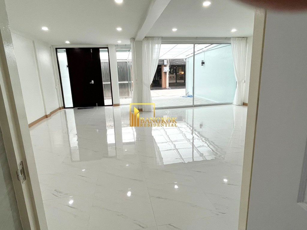 รูป Superb 3 Bedroom Townhouse For Rent in Sukhumvit 11 - BR49060TH - รูปที่ 2/14