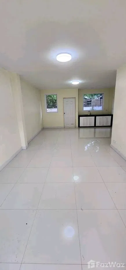 picture 4 Bedroom Townhouse for rent in Wong Sawang, Bangkok  1988336 - 2/5
