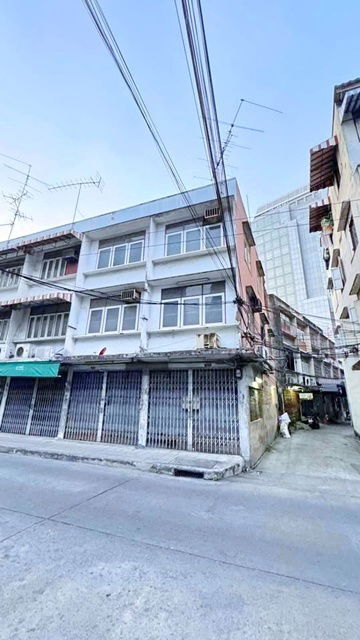 picture near BanthatThong Chinatown (Yaowarat) 2.8 km. BTS National Stadium. 900m. 2-unit 3-story commercial - 1/8