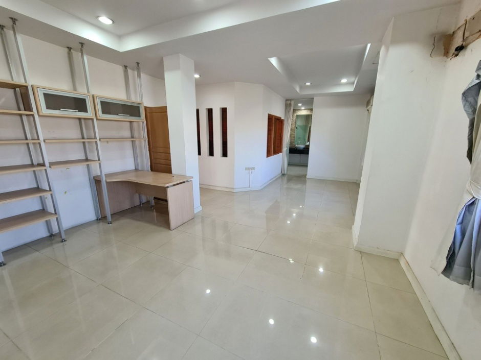 picture TA8121📲LineID @556ryccg🏡Ratchayothin House 900sqm Land 860 sqm 11 Bedroom 7 Parking Senanikom1 BTS Senanikom 2.5km - 6/25