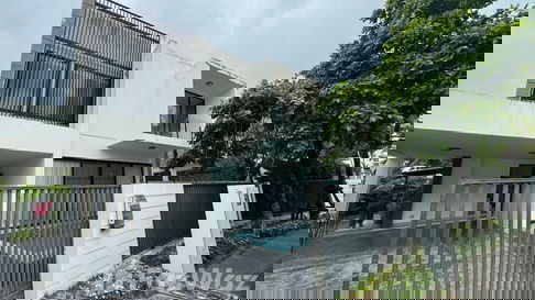 Contemporary 5-Bedroom Laguna Park Townhouse with Private Gr 5717167