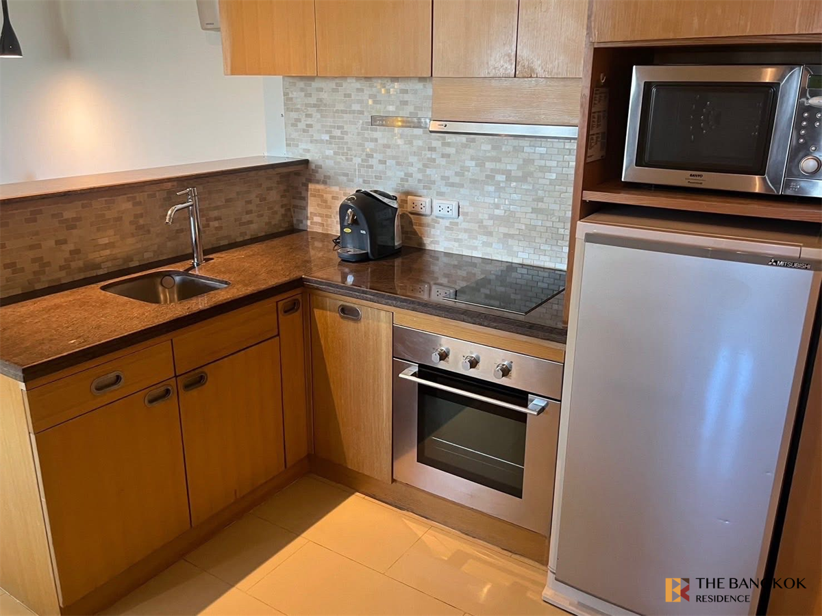 picture Sukhumvit Suites near BTS Nana Ideal City Living at a Great Price - 3/9