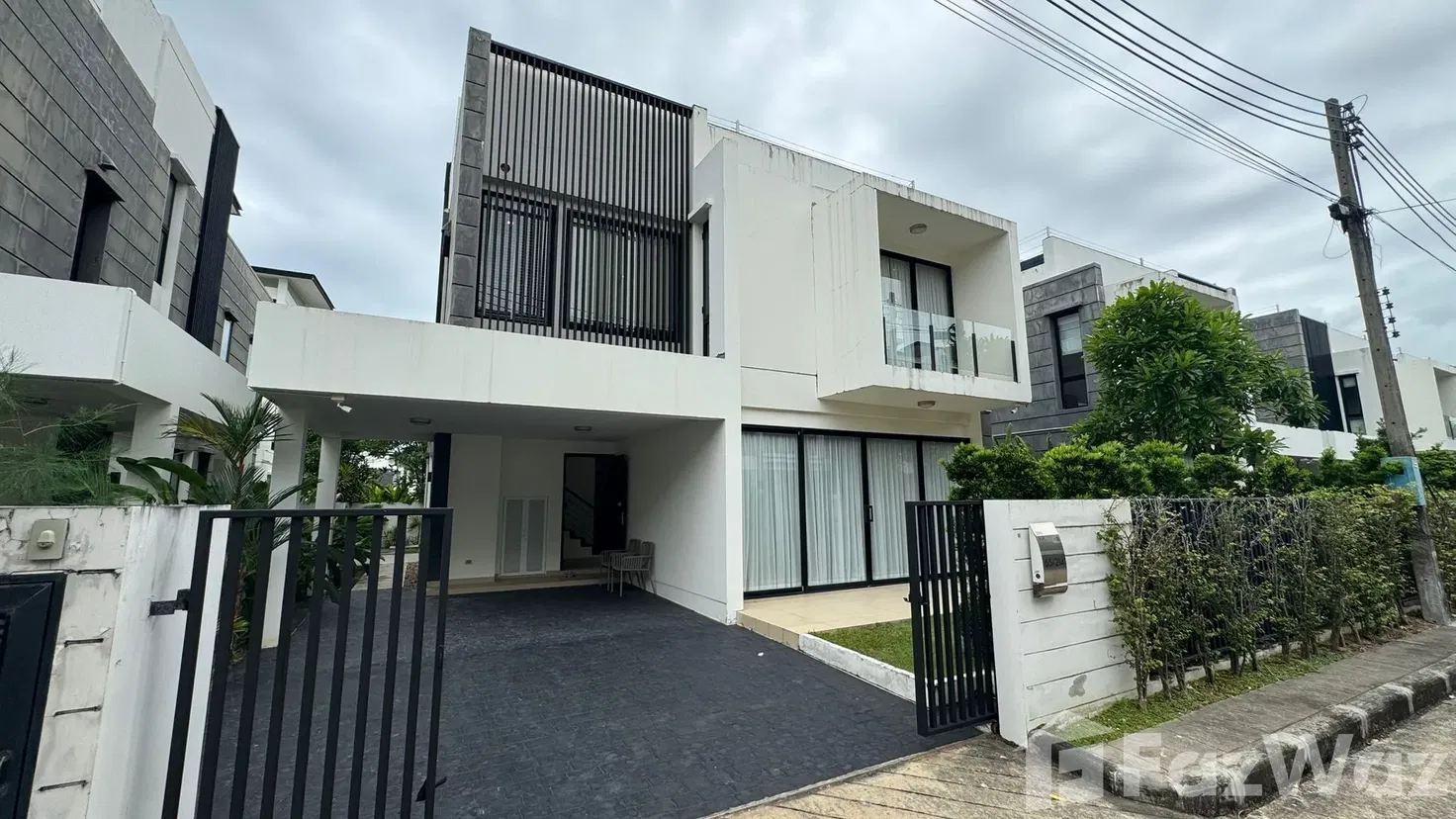 picture Modern 5-Bedroom Laguna Park Townhouse with Rooftop Pool 5716921 - 1/30
